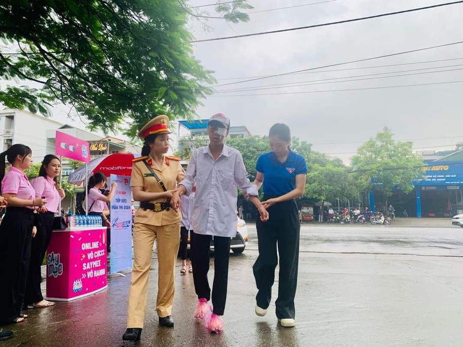 Không chỉ phân luồng giao thông, những cán bộ chiến sĩ ngành công an còn tích cực hỗ trợ thí sinh tại các điểm thi của tỉnh Tuyên Quang.