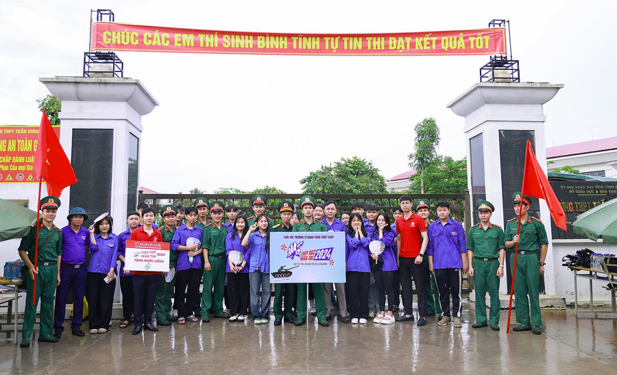 Dù trời mưa nhưng tinh thần tiếp sức mùa thi vẫn luôn cháy bỏng. Hình ảnh ghi trước cổng điểm thi Trường THPT Trần Hưng Đạo, Vĩnh Phúc.