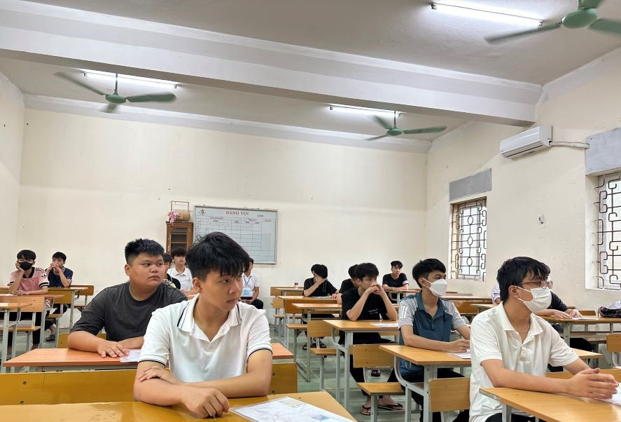 Thí sinh tại Hội đồng coi thi Trường THPT Kỹ Thuật Việt Trì nghe phổ biến quy chế, quy định, lịch thi, sơ đồ phòng thi…