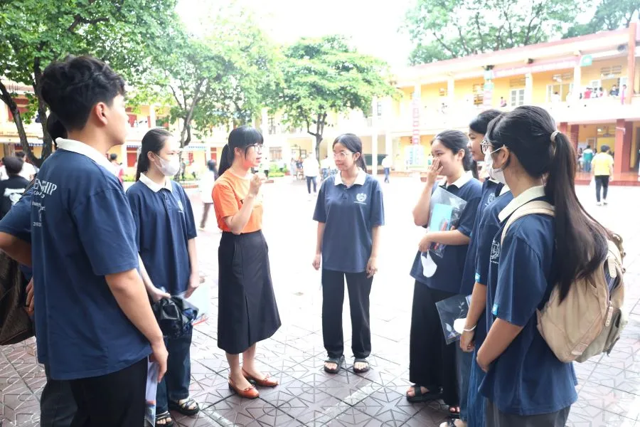 Giáo viên trường THCS Vũ Duệ (huyện Lâm Thao) đến Hội đồng coi thi Trường THPT Long Châu Sa động viên các thí sinh của dự thi.
