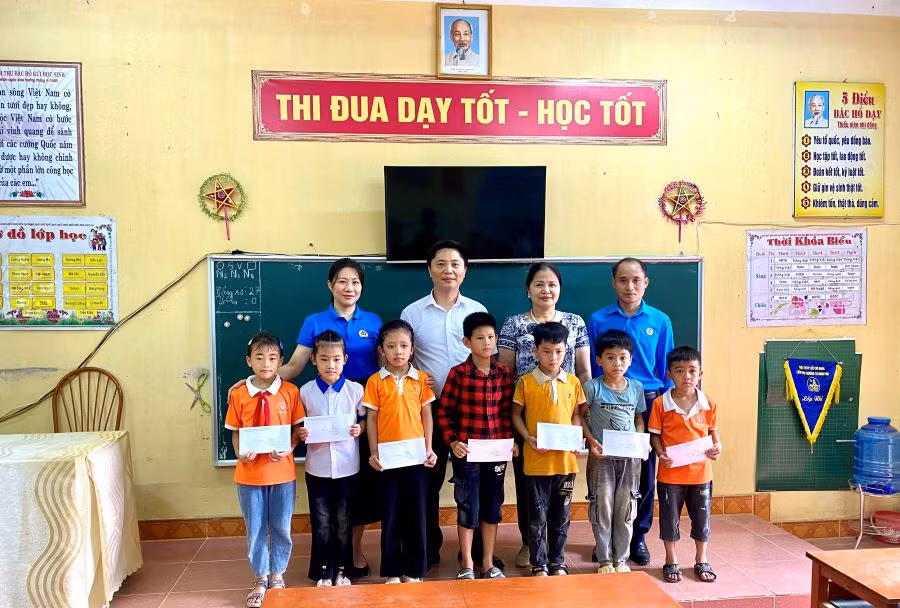 Đoàn công tác của Công đoàn ngành Giáo dục tỉnh Tuyên Quang tặng quà cho 7 học sinh trường Tiểu học Minh Phú.