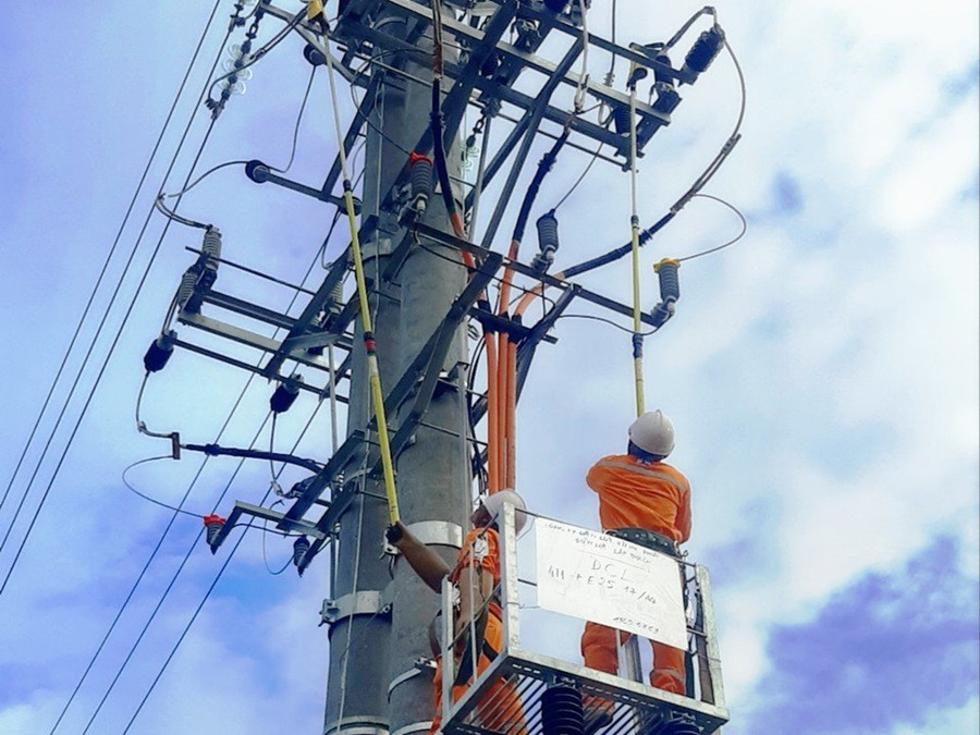 Lực lượng kỹ thuật tăng cường kiểm tra các đường dây.