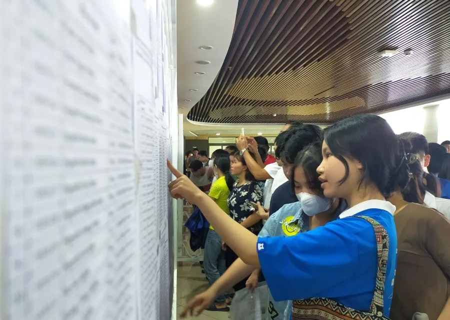 Các thí sinh xem phòng thi, số báo danh tại Hội đồng coi thi Trường THPT Chuyên Hùng Vương.