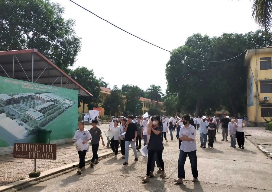Nhiều thí sinh tại Hội đồng coi thi Trường THPT Nguyễn Viết Xuân (huyện Vĩnh Tường) chia sẻ rất thỏa mái, tự tin sau khi kết thúc ngày thi đầu tiên. Nhiều thí sinh tại Hội đồng coi thi Trường THPT Nguyễn Viết Xuân (huyện Vĩnh Tường) chia sẻ rất thỏa mái, tự tin sau khi kết thúc ngày thi đầu tiên.