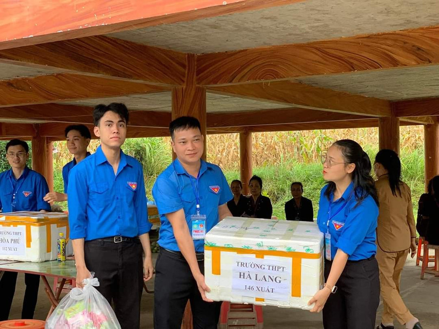 Luôn sẵn sàng hỗ trợ những thí sinh có hoàn cảnh khó khăn. Ảnh tại điểm thi Trường THPT Hà Lang, huyện Chiêm Hóa, Tuyên Quang. Luôn sẵn sàng hỗ trợ những thí sinh có hoàn cảnh khó khăn. Ảnh tại điểm thi Trường THPT Hà Lang, huyện Chiêm Hóa, Tuyên Quang.