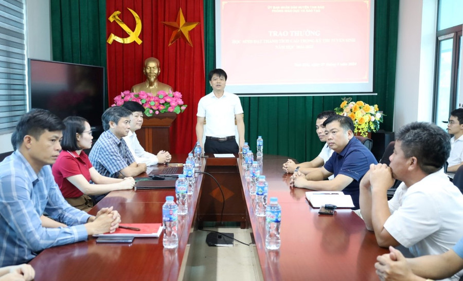 Ông Lưu Văn Bảo phát biểu tại buổi tuyên dương, khen thưởng học sinh. Ông Lưu Văn Bảo phát biểu tại buổi tuyên dương, khen thưởng học sinh.