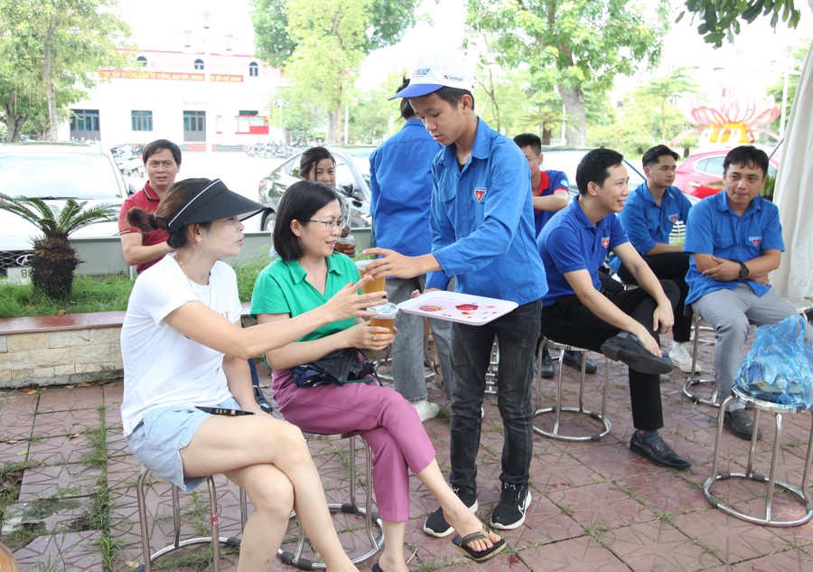 Các bạn thật sự là “những người hùng” với tấm lòng vàng, luôn sẵn sàng giúp đỡ thí sinh và gia đình trong mùa thi. Ảnh tại Trường THPT Vĩnh Yên. Các bạn thật sự là “những người hùng” với tấm lòng vàng, luôn sẵn sàng giúp đỡ thí sinh và gia đình trong mùa thi. Ảnh tại Trường THPT Vĩnh Yên.