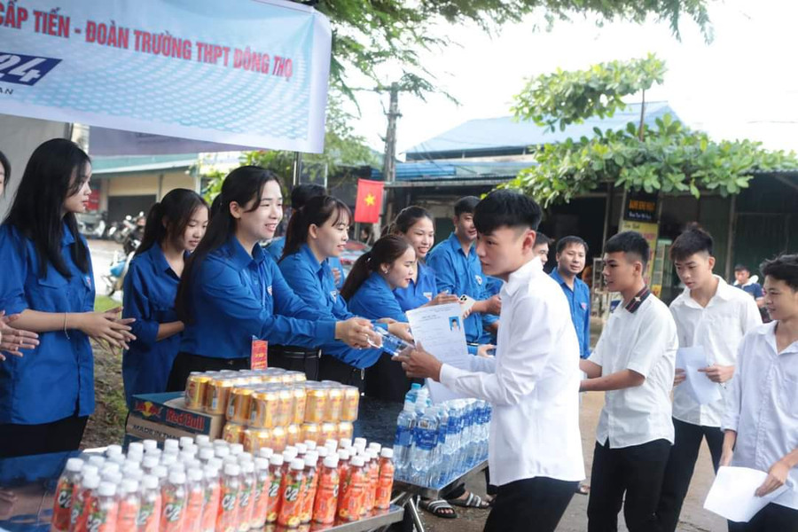 Các bạn luôn có cách làm việc hiệu quả và đồng đội, tạo nên một không khí tích cực cho mọi người xung quanh. Ảnh tại điểm thi THPT Đông Thọ, Sơn Dương, Tuyên Quang. Các bạn luôn có cách làm việc hiệu quả và đồng đội, tạo nên một không khí tích cực cho mọi người xung quanh. Ảnh tại điểm thi THPT Đông Thọ, Sơn Dương, Tuyên Quang.