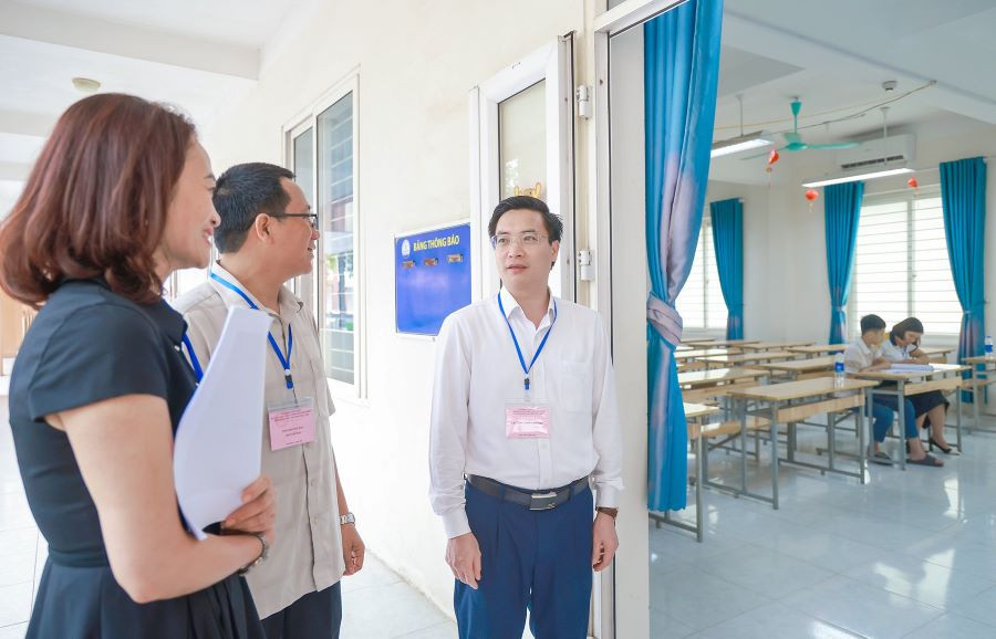 Ông Nguyễn Văn Huyến - Giám đốc Sở GD&ĐT tỉnh Vĩnh Phúc (thứ nhất bên phải) kiểm tra đột xuất về công tác tổ chức kỳ thi tuyển sinh vào lớp 10 THPT tại Hội đồng coi thi Trường THPT Đồng Đậu. Ông Nguyễn Văn Huyến - Giám đốc Sở GD&ĐT tỉnh Vĩnh Phúc (thứ nhất bên phải) kiểm tra đột xuất về công tác tổ chức kỳ thi tuyển sinh vào lớp 10 THPT tại Hội đồng coi thi Trường THPT Đồng Đậu.