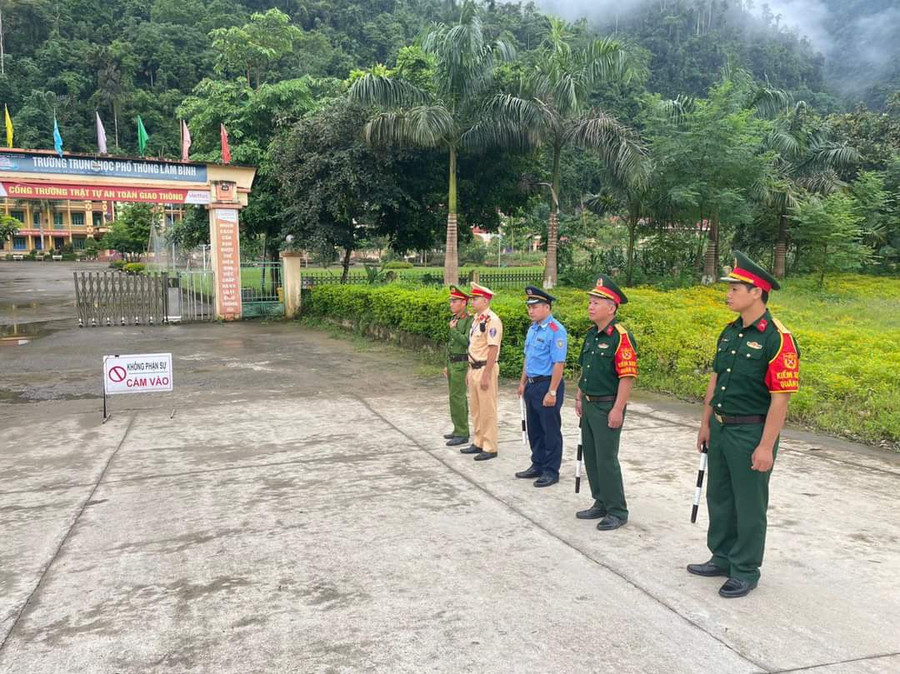 An ninh trước điểm thi được bảo đảm nhờ sự có mặt của lực lượng Công an, Quân đội. Ảnh tại điểm thi Trường THPT Lâm Bình, tỉnh Tuyên Quang.