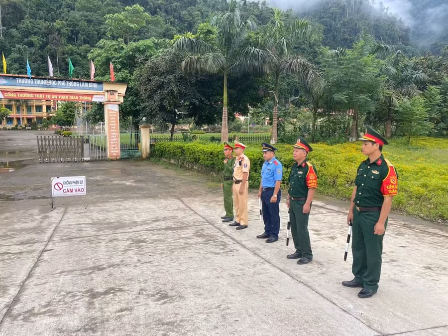 An ninh trước điểm thi được bảo đảm nhờ sự có mặt của lực lượng Công an, Quân đội. Ảnh tại điểm thi Trường THPT Lâm Bình, tỉnh Tuyên Quang.