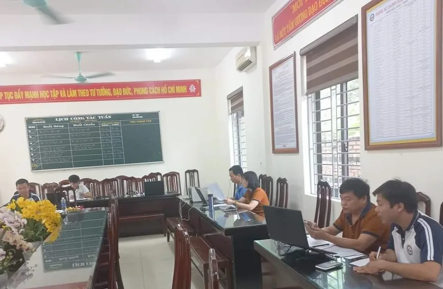 Nhóm giáo viên Trường THCS Vũ Duệ (huyện Lâm Thao) tích cực làm gợi ý đáp án các môn thi vào lớp 10 năm học 2024 - 2025.
