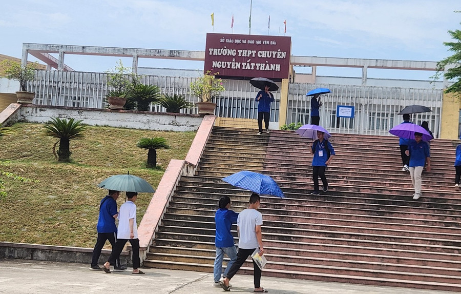 Các thí sinh dự thi có mặt tại Hội đồng thi từ rất sớm.