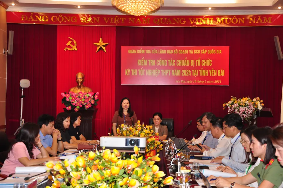 Bà Vũ Thị Hiền Hạnh -Phó Chủ tịch UBND tỉnh, Trưởng Ban chỉ đạo các cuộc thi tại Yên Bái làm việc với Đoàn kiểm tra số 4 của Bộ GD&ĐT ngày 10/6.