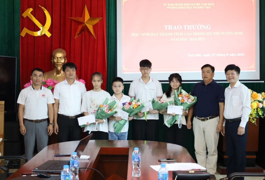 Lãnh đạo Phòng GD&ĐT cùng Hội doanh nghiệp huyện Tam Đảo khen thưởng học sinh có thành tích cao trong kỳ thi tuyển sinh năm 2024.