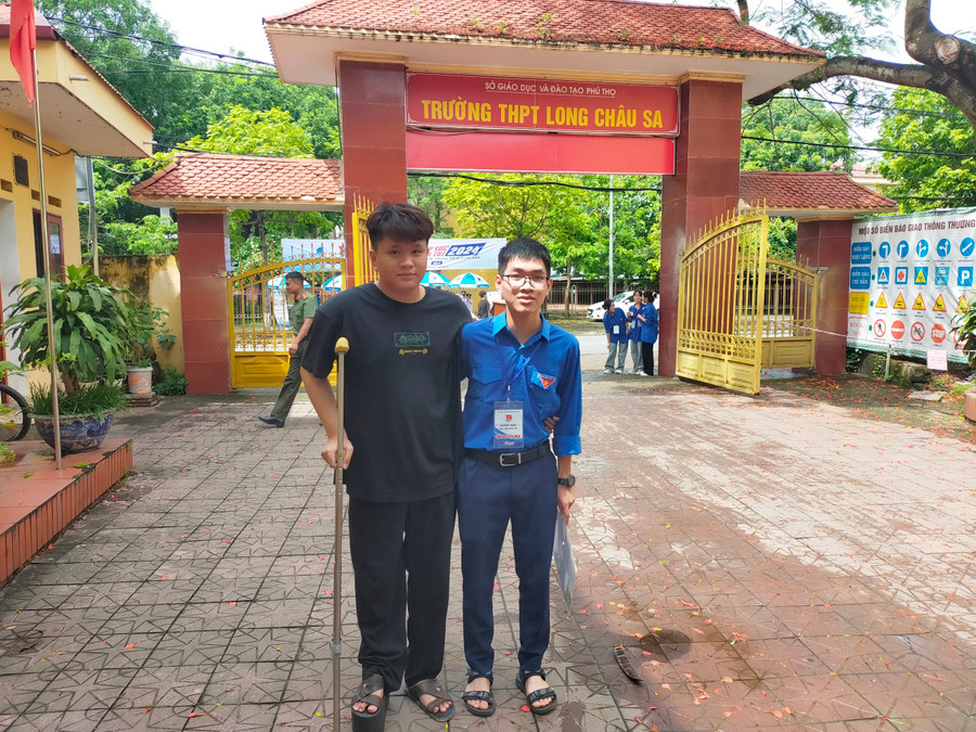 Thể hiện đúng tinh thần "Đâu cần thanh niên có, đâu khó có thanh niên". Ảnh chụp tại Trường THPT Long Châu Sa (Phú Thọ). Thể hiện đúng tinh thần "Đâu cần thanh niên có, đâu khó có thanh niên". Ảnh chụp tại Trường THPT Long Châu Sa (Phú Thọ).