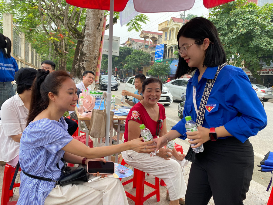 Tâm lý của các phụ huynh có con em dự thi Kỳ thi tuyển sinh THPT khá thoải mái. Tâm lý của các phụ huynh có con em dự thi Kỳ thi tuyển sinh THPT khá thoải mái.