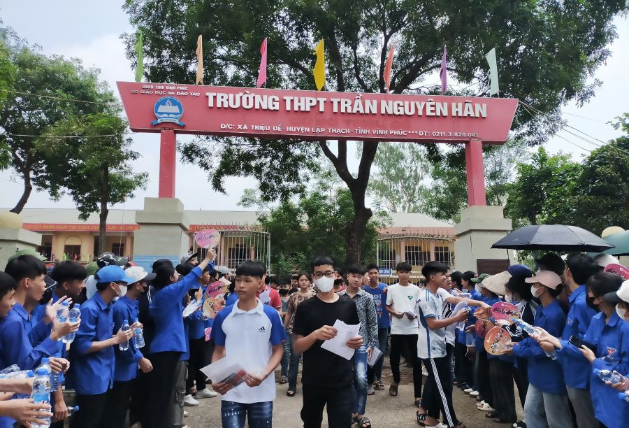Hội đồng coi thi Trường THPT Trần Nguyên Hãn (huyện Lập Thạch) có 335 thí sinh đăng ký dự thi với 14 phòng thi. Hội đồng coi thi Trường THPT Trần Nguyên Hãn (huyện Lập Thạch) có 335 thí sinh đăng ký dự thi với 14 phòng thi.
