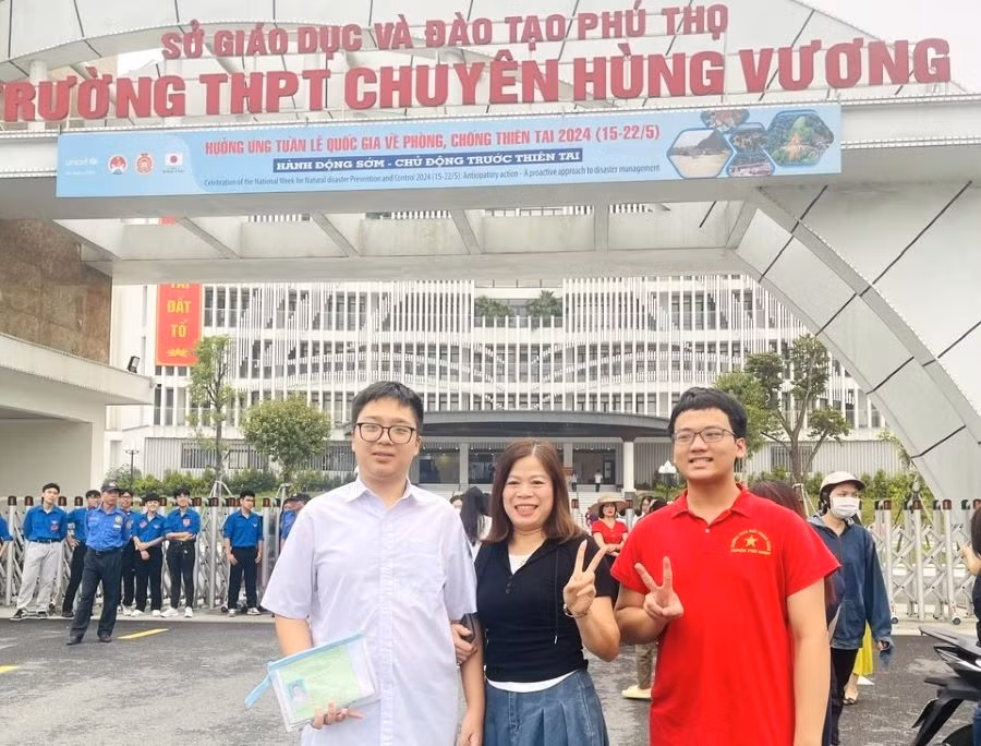 Giáo viên Trường THCS Giấy Phong Châu (huyện Phù Ninh) động viên các thí sinh trước khi vào điểm thi sáng 8/6.