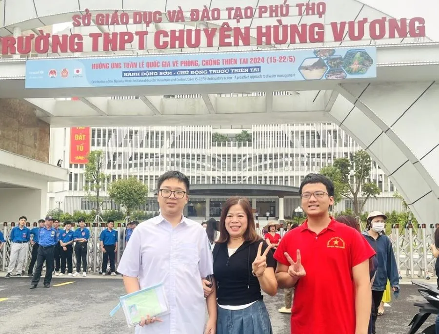 Giáo viên Trường THCS Giấy Phong Châu (huyện Phù Ninh) động viên các thí sinh trước khi vào điểm thi sáng 8/6.