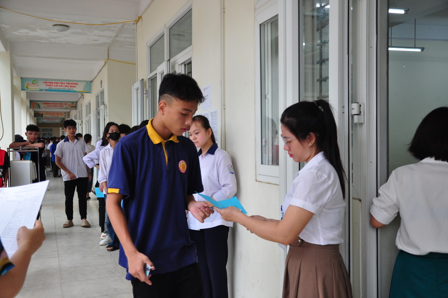 Các thí sinh vào phòng thi.