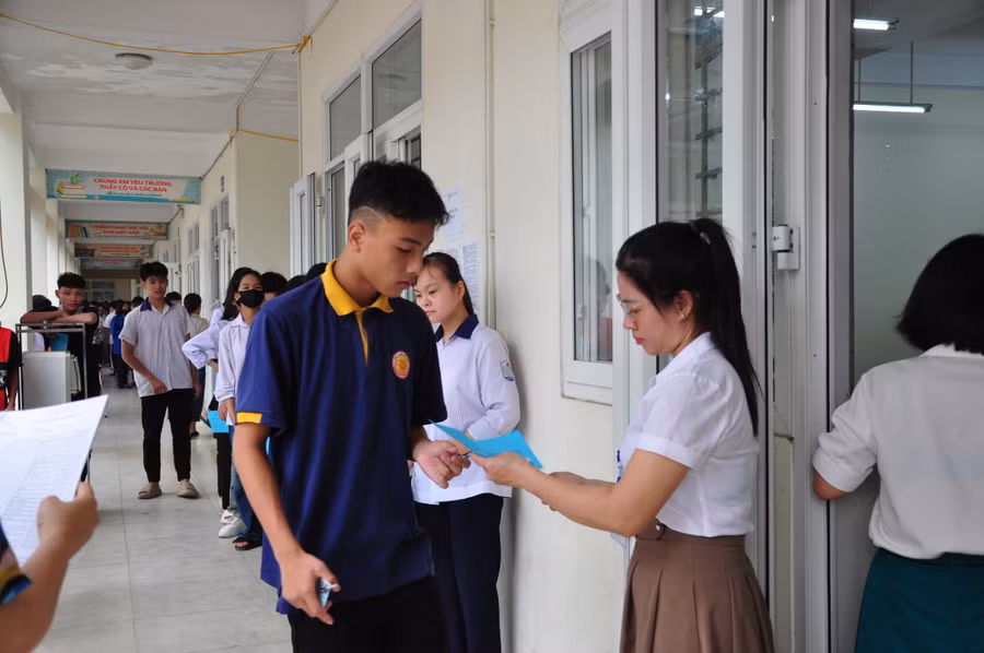 Các thí sinh vào phòng thi.