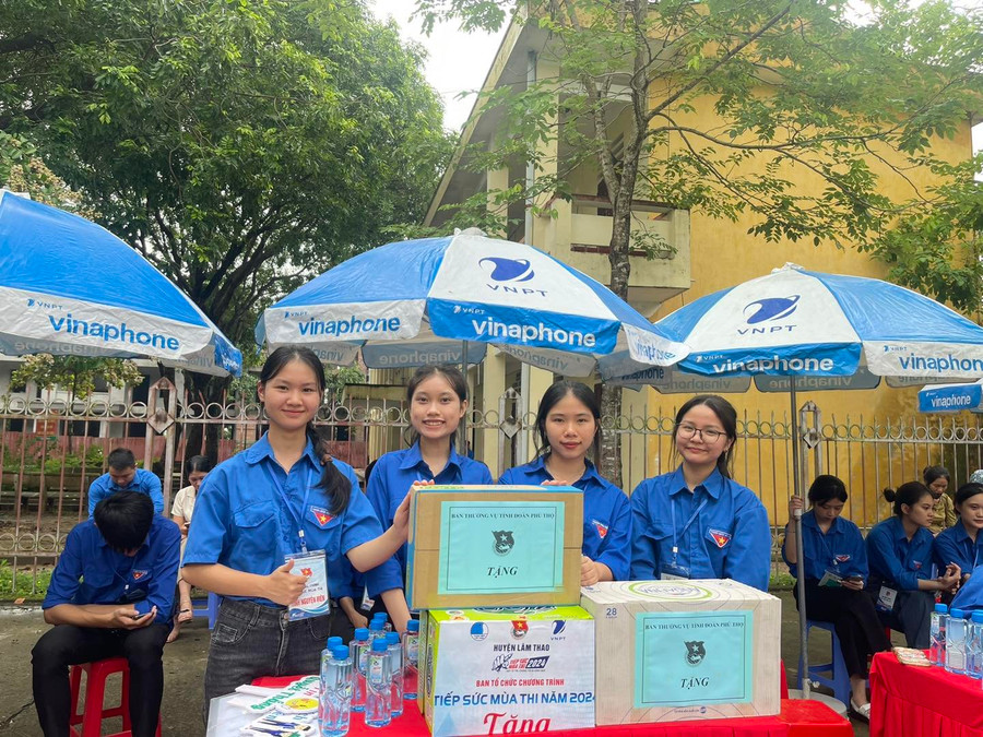 Với các bạn, mỗi thí sinh không chỉ là một con số, mà là một cá nhân được quan tâm và giúp đỡ tận tình. Ảnh tại huyện Lâm Thao, Phú Thọ. Với các bạn, mỗi thí sinh không chỉ là một con số, mà là một cá nhân được quan tâm và giúp đỡ tận tình. Ảnh tại huyện Lâm Thao, Phú Thọ.