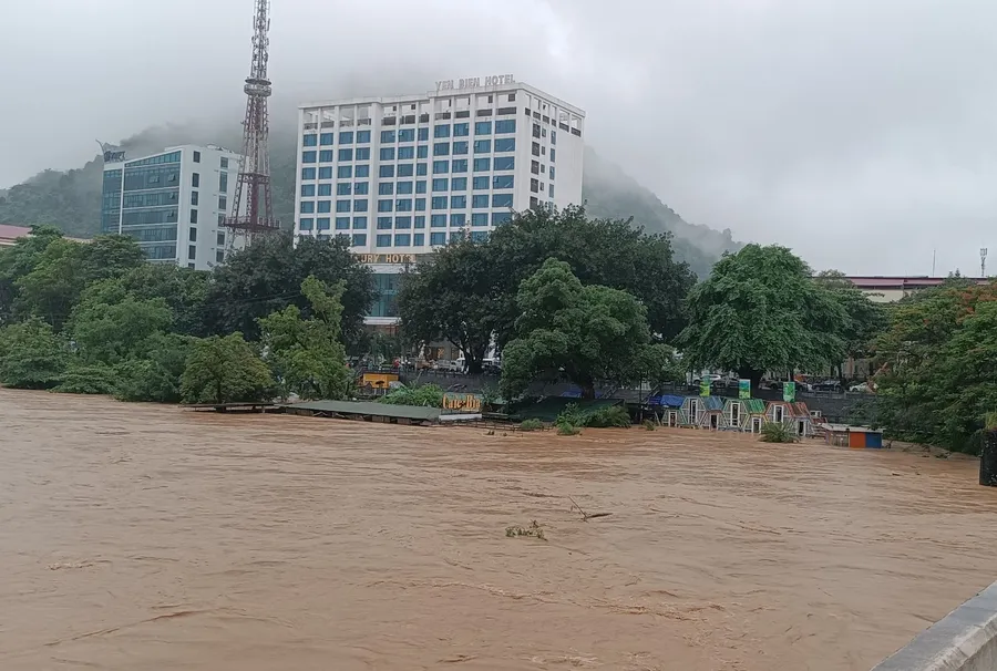 Nước sông Lô đoạn qua TP Hà Giang đang lên rất cao.