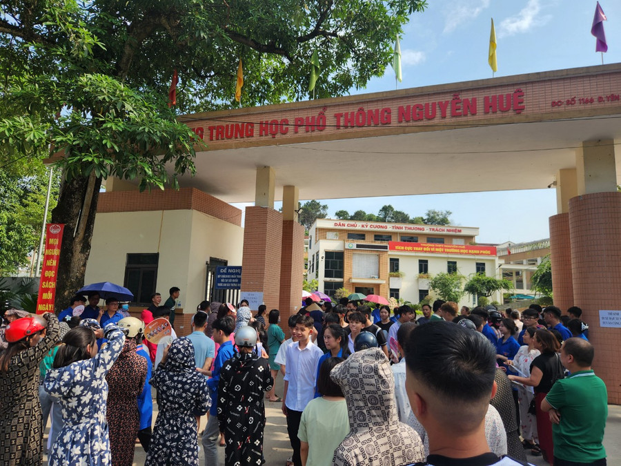 Các thí sinh hoàn thành bài thi môn Tiếng Anh với sự tự tin cao. Các thí sinh hoàn thành bài thi môn Tiếng Anh với sự tự tin cao.