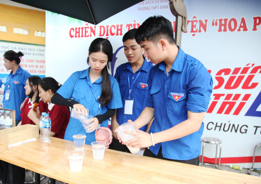 Lực lượng tình nguyện tiếp sức còn giúp tạo ra một không khí thi cử tích cực, tràn đầy năng lượng, nơi mà các thí sinh có thể cảm thấy được sự ủng hộ và sự chia sẻ từ cộng đồng xung quanh. Ảnh tại điểm thi Trường THPT Bình Xuyên, Vĩnh Phúc. Lực lượng tình nguyện tiếp sức còn giúp tạo ra một không khí thi cử tích cực, tràn đầy năng lượng, nơi mà các thí sinh có thể cảm thấy được sự ủng hộ và sự chia sẻ từ cộng đồng xung quanh. Ảnh tại điểm thi Trường THPT Bình Xuyên, Vĩnh Phúc.