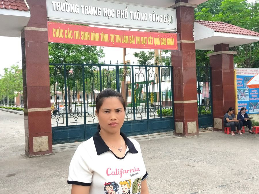 Chị Nguyễn Thị Thắm, mẹ thí sinh Hoàng Tiến Quảng trao đổi với phóng viên. Chị Nguyễn Thị Thắm, mẹ thí sinh Hoàng Tiến Quảng trao đổi với phóng viên.