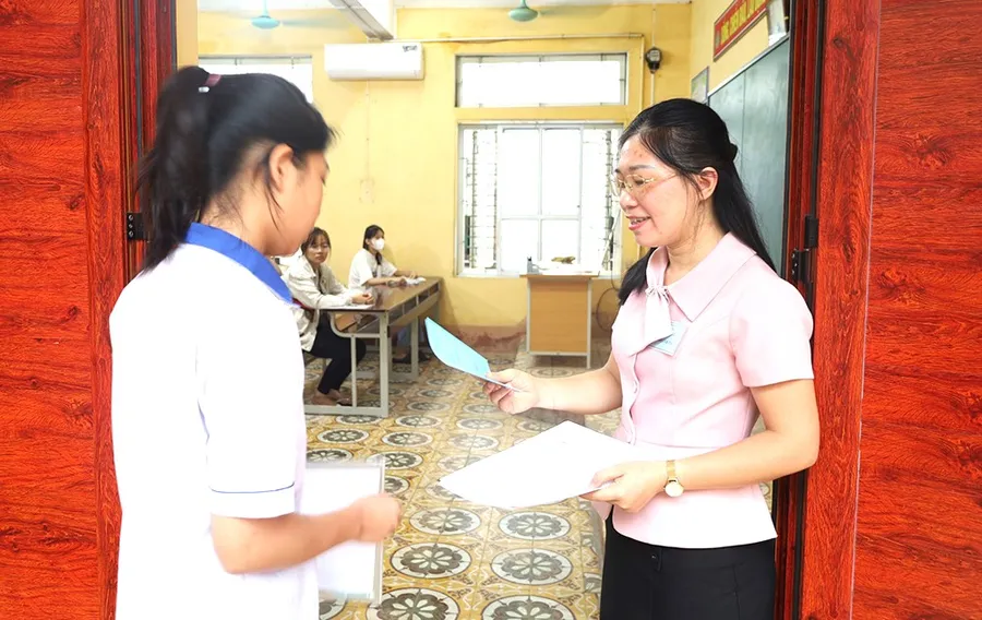Giám thị kiểm tra thông tin thí sinh trước giờ vào phòng thi tại Hội đồng coi thi Trường THPT Long Châu Sa, huyện Lâm Thao.
