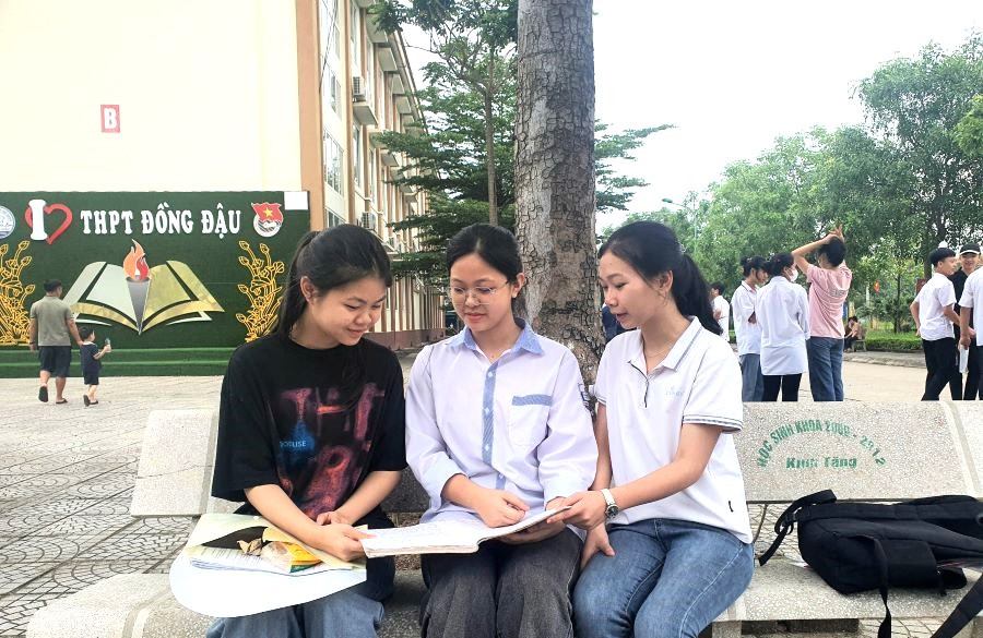 Các thí sinh có mặt rất sớm tại Hội đồng thi Trường THPT Đồng Đậu, tranh thủ xem lại bài vở. Các thí sinh có mặt rất sớm tại Hội đồng thi Trường THPT Đồng Đậu, tranh thủ xem lại bài vở.