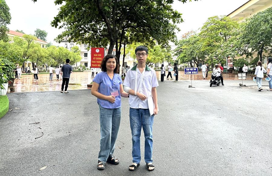 Thí sinh Nguyễn Vũ Đức Tuân tại Hội đồng thi Trường THPT Việt Trì. Thí sinh Nguyễn Vũ Đức Tuân tại Hội đồng thi Trường THPT Việt Trì.