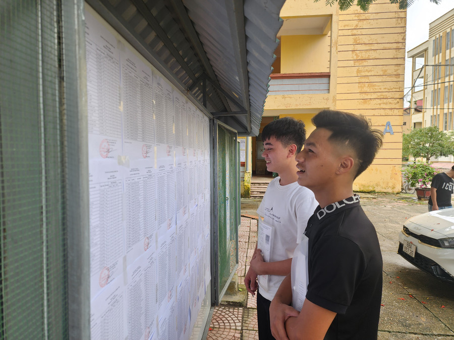 Thí sinh đến sớm tại điểm thi Trường THPT Trần Phú.