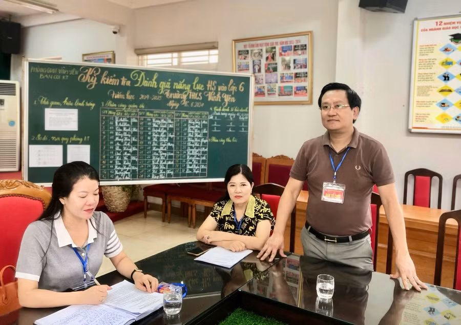 Ông Dương Đức Nam, Chánh Văn phòng UBND thành phố Vĩnh Yên động viên Hội đồng coi kiểm tra đánh giá năng lực vào lớp 6 tại điểm kiểm tra Trường THCS Vĩnh Yên.
