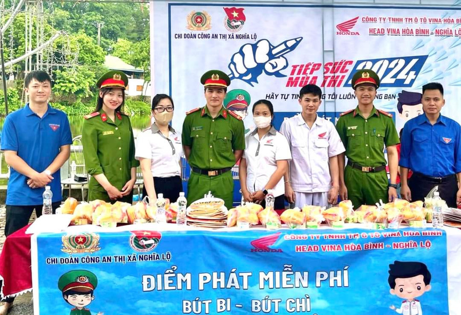 Công an thị xã Nghĩa Lộ (Yên Bái) đồng hành cùng thí sinh tại điểm thi.