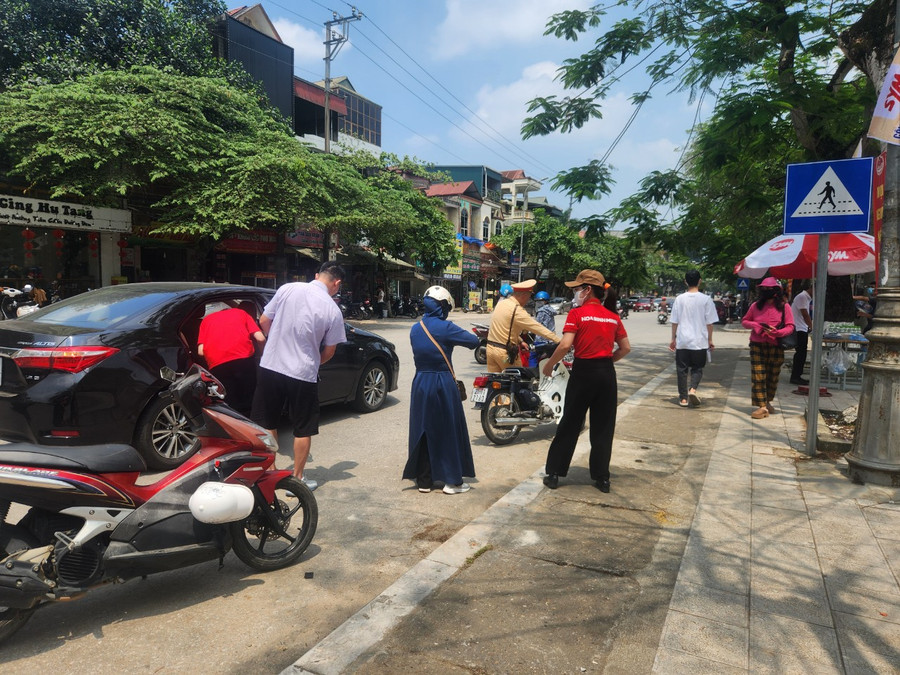 Lực lượng CSGT hỗ trợ cho thí sinh và người nhà tại điểm thi.