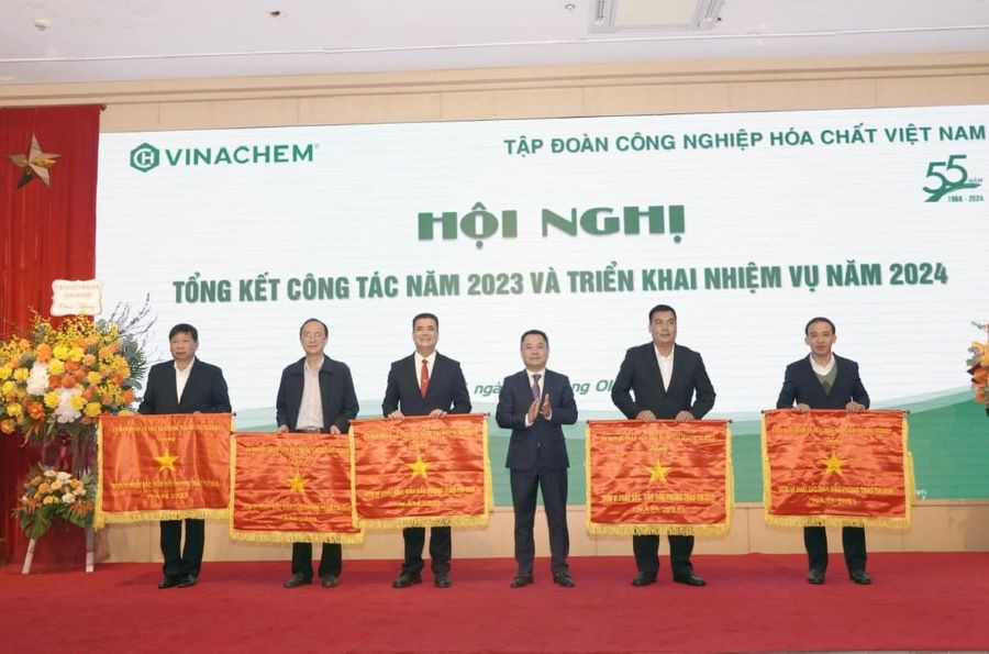 Công ty cổ phần Supe Phốt phát và Hóa chất Lâm Thao cùng 4 đơn vị thuộc Tập đoàn Hóa chất Việt Nam được Ủy ban quản lý vốn nhà nước tại doanh nghiệp tặng cờ Đơn vị thi đua xuất sắc năm 2023.