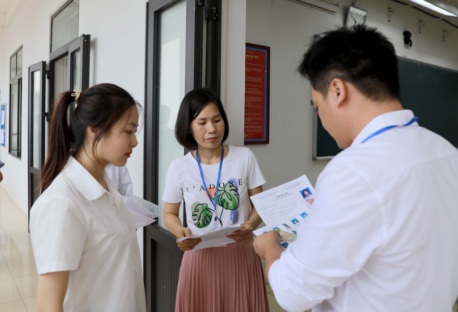 Thí sinh vào phòng thi tại điểm thi Trường THPT Trần Hưng Đạo (huyện Tam Dương). Thí sinh vào phòng thi tại điểm thi Trường THPT Trần Hưng Đạo (huyện Tam Dương).