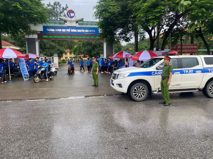 Hình ảnh ghi tại điểm thi Trường THPT Nguyễn Văn Huyên, tỉnh Tuyên Quang.