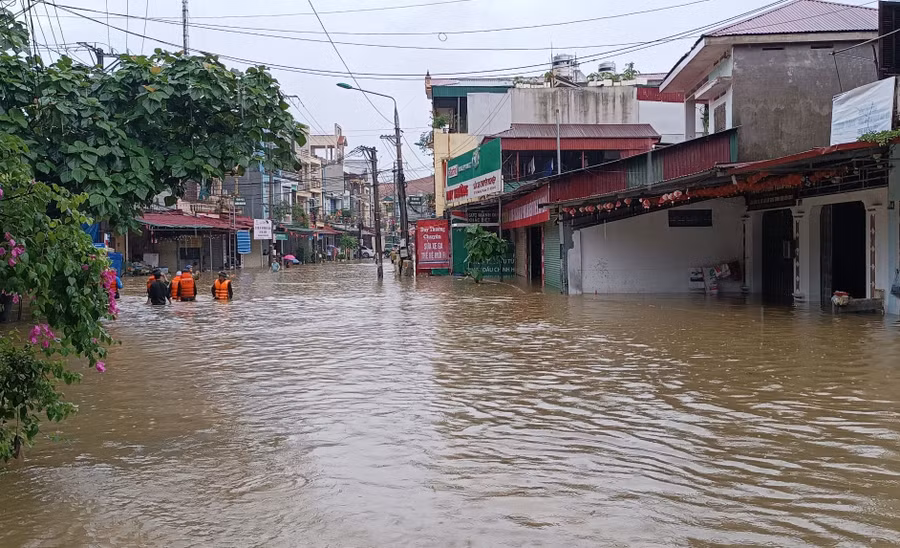Nước lên cao khiến giao thông tê liệt.