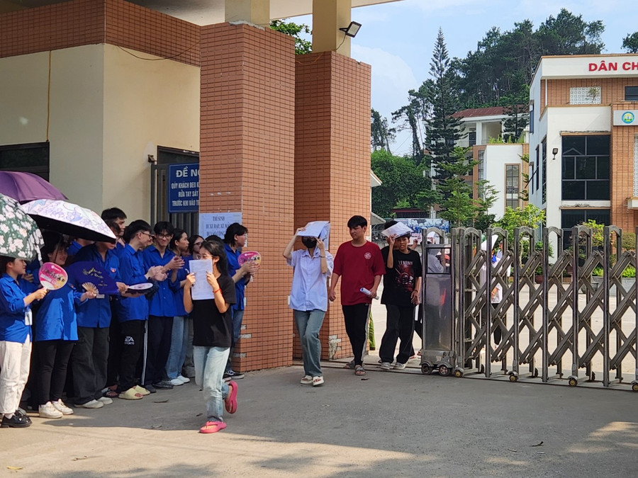 Các thí sinh hoàn thành xong môn thi Tiếng Anh tại Hội đồng thi Trường THPT Nguyễn Huệ.