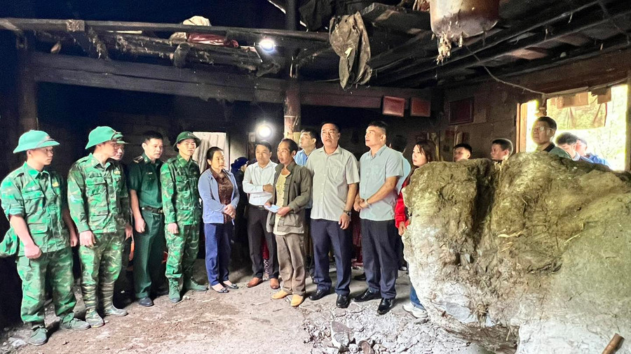 Lãnh đạo huyện Đồng Văn thăm hỏi, động viên, hỗ trợ gia đình bị nạn. Lãnh đạo huyện Đồng Văn thăm hỏi, động viên, hỗ trợ gia đình bị nạn.