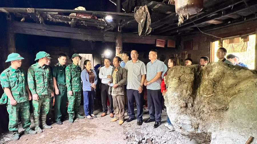 Lãnh đạo huyện Đồng Văn thăm hỏi, động viên, hỗ trợ gia đình bị nạn.