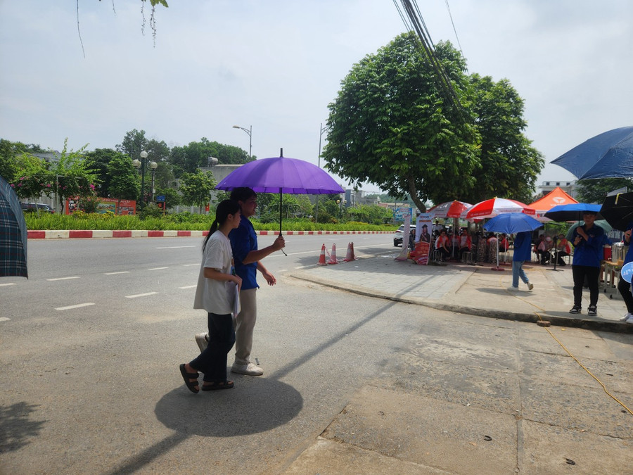 Thời tiết nắng nóng nhưng tâm lý các thí sinh khá thoải mái.