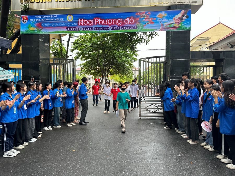 Hội đồng coi thi Trường THPT Việt Trì có 816 thí sinh đăng ký dự thi; trong đó có 587 học sinh đăng ký nguyện vọng 1. Hội đồng coi thi Trường THPT Việt Trì có 816 thí sinh đăng ký dự thi; trong đó có 587 học sinh đăng ký nguyện vọng 1.