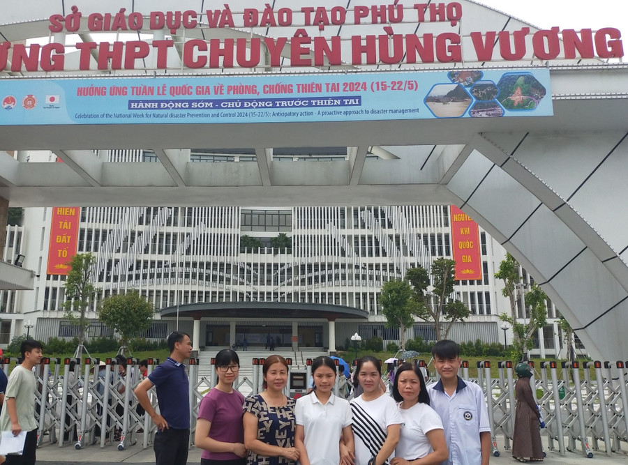 Giáo viên Trường THCS Vũ Duệ (huyện Lâm Thao) cùng thí sinh tại Hội đồng coi thi Trường THPT Chuyên Hùng Vương.