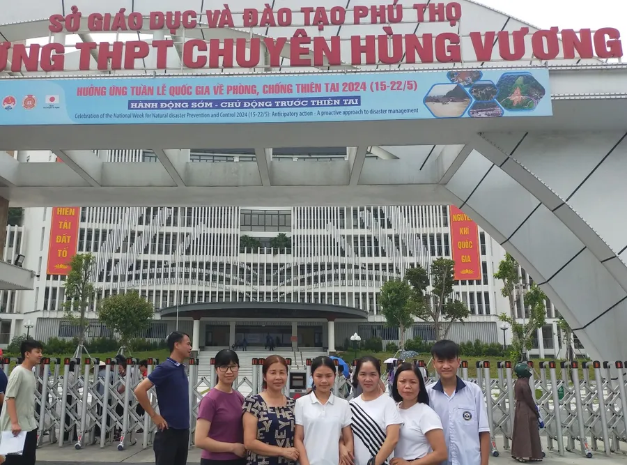 Giáo viên Trường THCS Vũ Duệ (huyện Lâm Thao) cùng thí sinh tại Hội đồng coi thi Trường THPT Chuyên Hùng Vương.