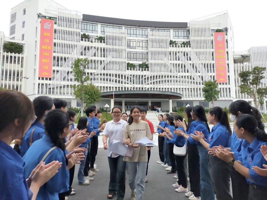 Thí sinh tại Hội đồng coi thi Trường THPT Chuyên Hùng Vương tự tin, thỏa mái sau khi kết thúc môn thi Toán. Thí sinh tại Hội đồng coi thi Trường THPT Chuyên Hùng Vương tự tin, thỏa mái sau khi kết thúc môn thi Toán.